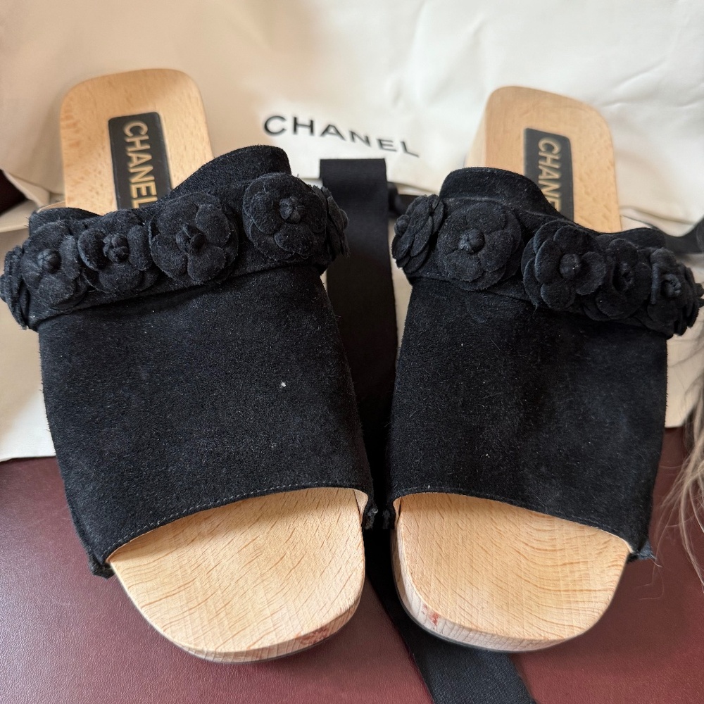 CHANEL Clogs